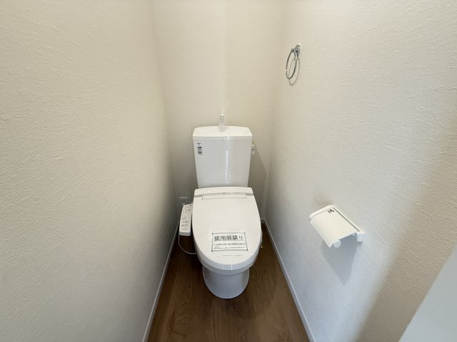 西区伊川谷町潤和新築①号棟のトイレ|トイレは快適な温水洗浄便座付です。清潔感のあるホワイトで統一しました。いつも清潔な空間であって頂けるよう配慮された造りです。