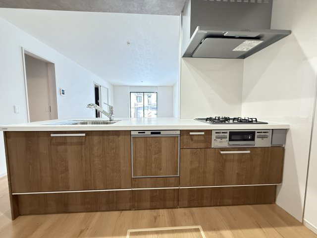西区伊川谷町潤和新築①号棟のキッチン|朝食準備、送り迎え…と忙しい朝に大助かりの食器洗浄乾燥機！お食事後の家族のくつろぎタイムをゆっくりもてます♪