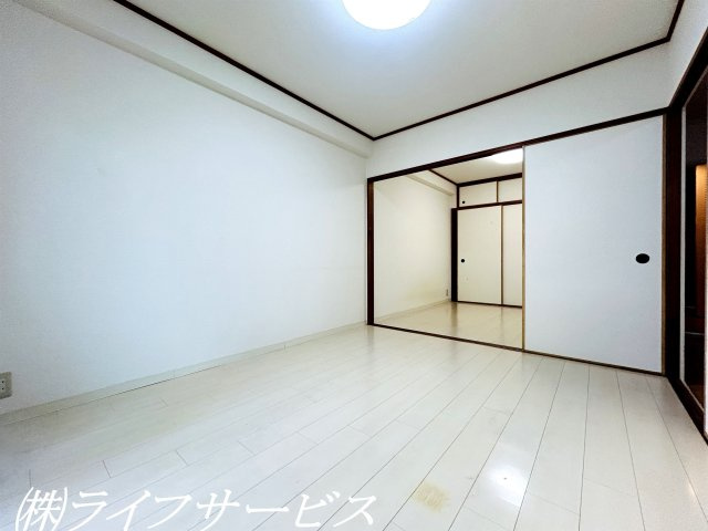 【洋室】 | ユニライフ北大阪２号棟 | リビングルーム横洋室6.0帖／南西向きのバルコニーに面した陽当り良好のお部屋です！