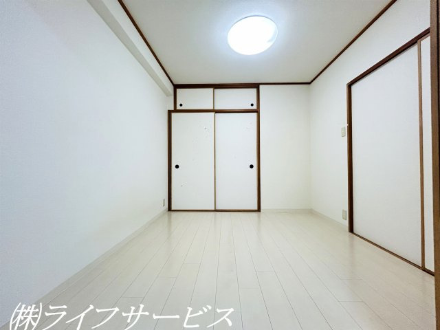 【洋室】 | ユニライフ北大阪２号棟 | リビングルーム横洋室4.5帖／天袋付収納あり