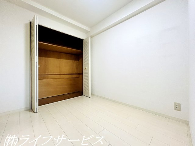 【洋室】 | ユニライフ北大阪２号棟 | 玄関側洋室4.8帖／収納あり