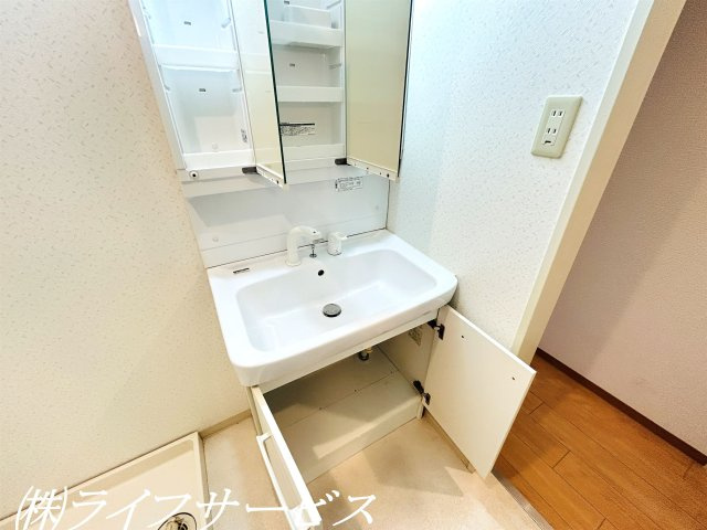 【洗面所】 | ユニライフ北大阪２号棟 | 三面鏡タイプのシャワー付洗面化粧台