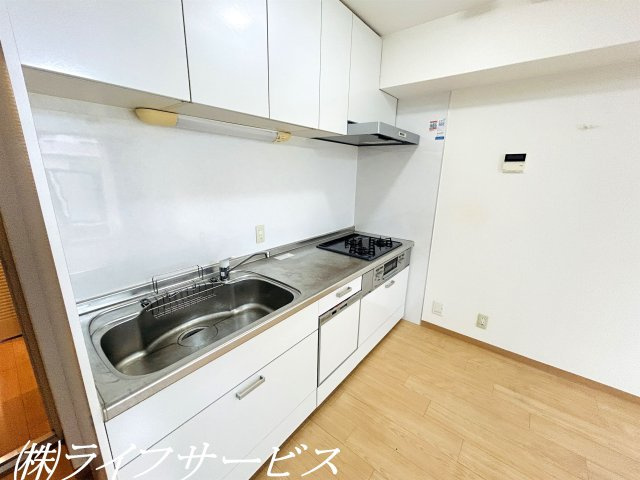 【キッチン】 | ユニライフ北大阪２号棟 | システムキッチン／３口ガスコンロ、食器洗浄乾燥機付のキッチン！