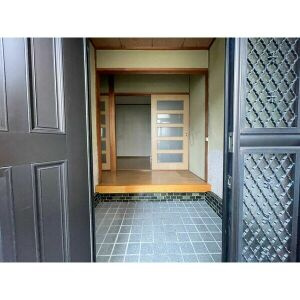 MINCA（梅ヶ坪町）の玄関