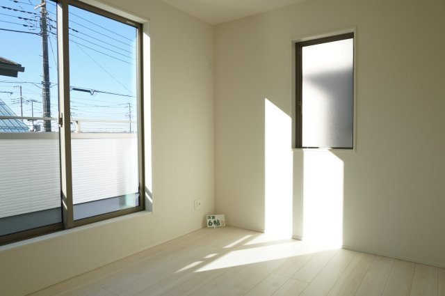 越谷市大字大竹 新築分譲住宅の洋室|6帖（南側）