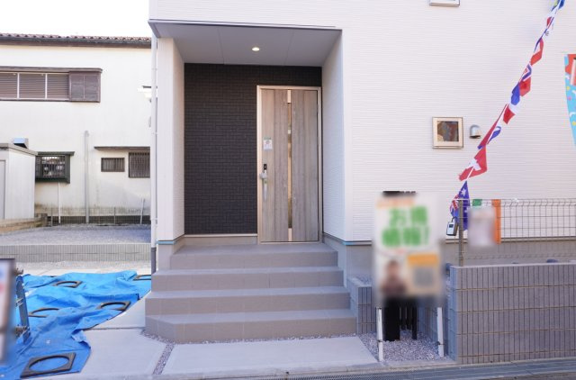 越谷市大字大竹 新築分譲住宅の玄関