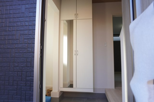 越谷市大字大竹 新築分譲住宅の玄関