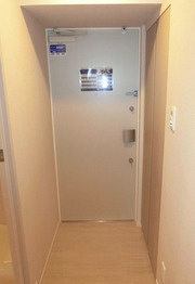 レジディア都立大の玄関