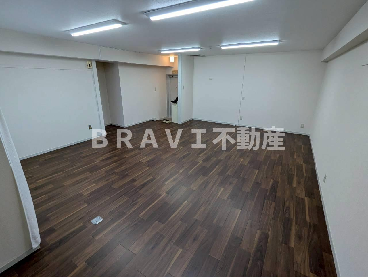 岡田ビル BRAVI不動産の居間・リビング