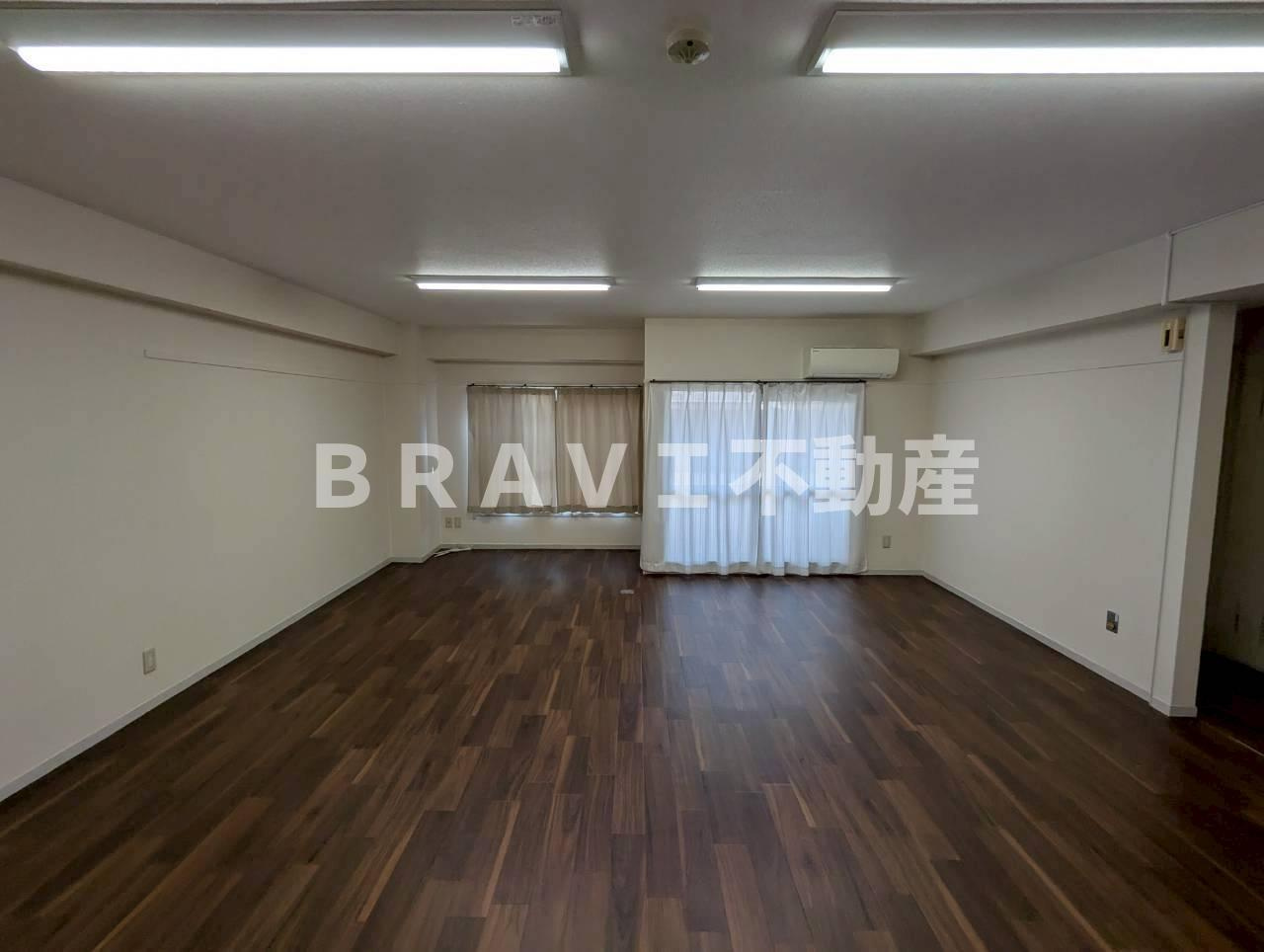 岡田ビル BRAVI不動産の居間・リビング