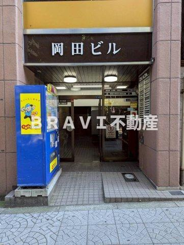 岡田ビル BRAVI不動産のエントランス