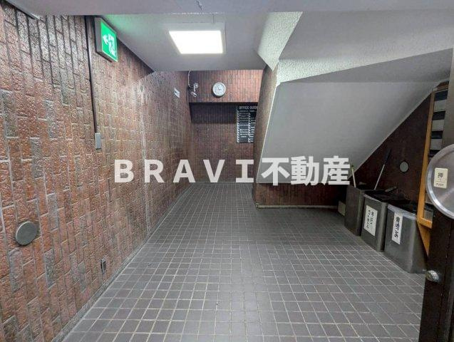 岡田ビル BRAVI不動産のロビー