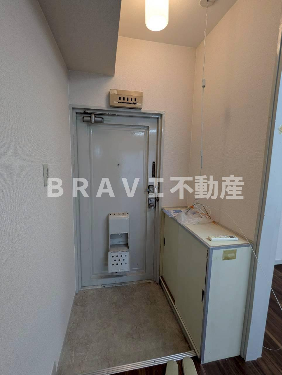 岡田ビル BRAVI不動産の玄関