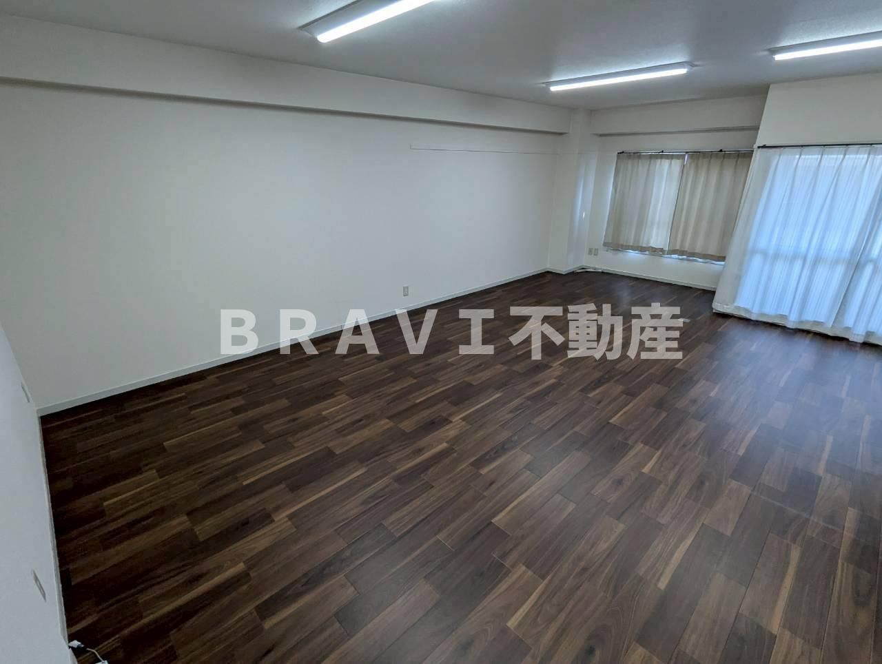 岡田ビル BRAVI不動産の居間・リビング