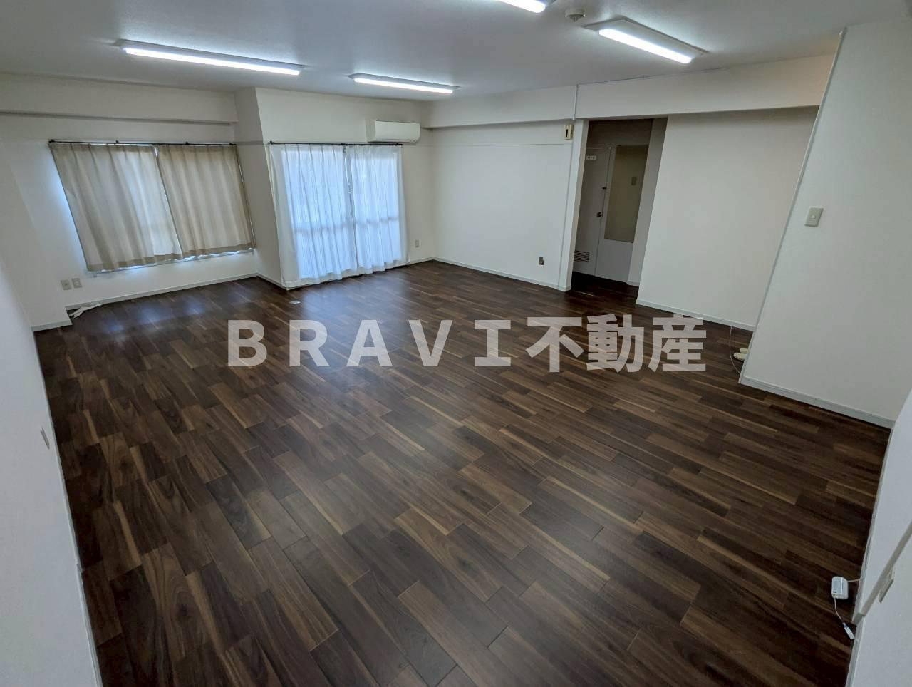 岡田ビル BRAVI不動産の居間・リビング
