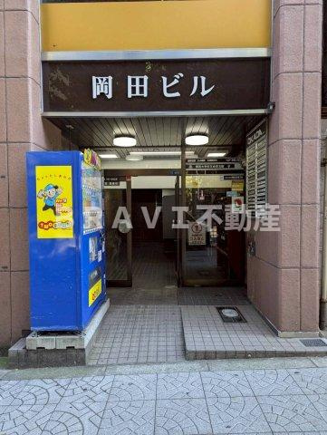 岡田ビル BRAVI不動産のエントランス