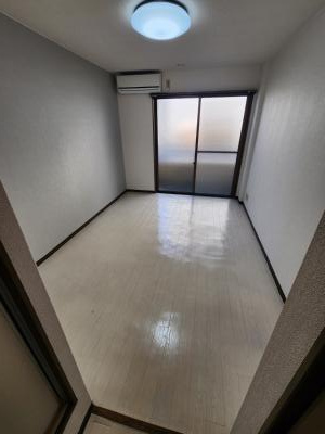 メゾンプリマベーラの居間・リビング|洋室