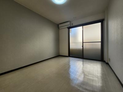 メゾンプリマベーラの居間・リビング|洋室