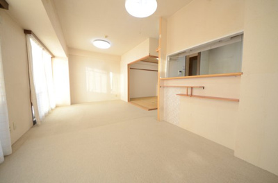 【居間・リビング】 | サンステージ衣笠Ａ棟2階 | LDKと和室併せて約21帖の広々空間。