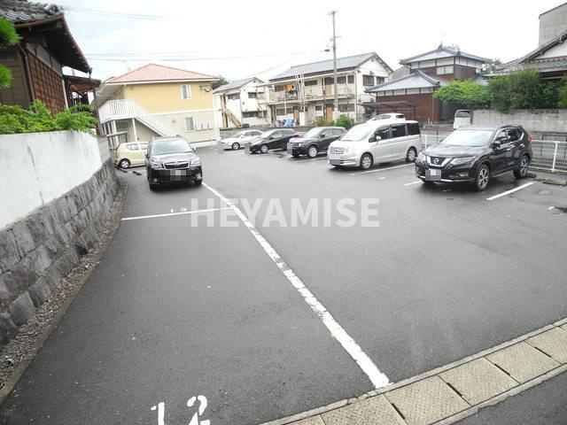 ルミナーレ栄田の駐車場