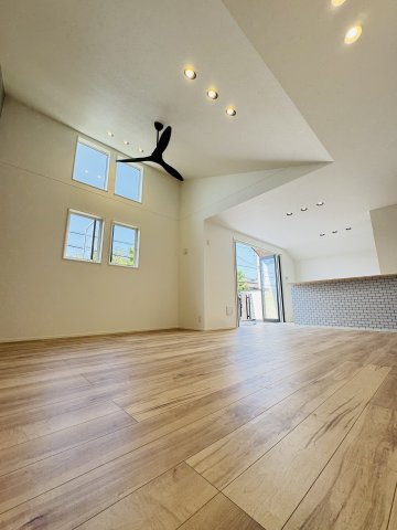 SEA & SPACE｜湘南片瀬に、開放感を贈る家の居間・リビング