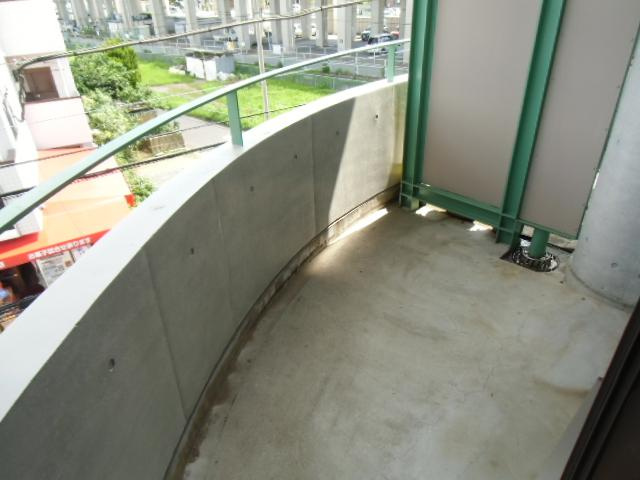 ネオ中ハイツのバルコニー|外からの目が気にならないバルコニーで洗濯物が干せます