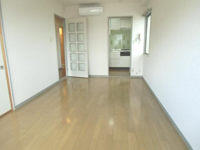 ネオ中ハイツの居間・リビング|ゆったりとした居間です