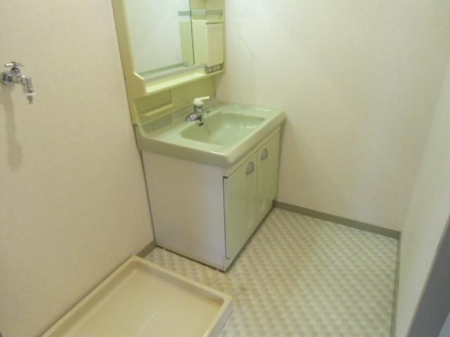 ネオ中ハイツの独立洗面台|朝の支度にも助かる、独立の洗髪洗面化粧台