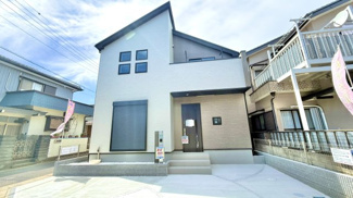 【外観】 | 販売現地(2025.7.25撮影)
耐震等級3、地震に強いお家です♪
モダンなデザインが印象的な広々とした外観。閑静な住宅街に佇む魅力的な物件です。