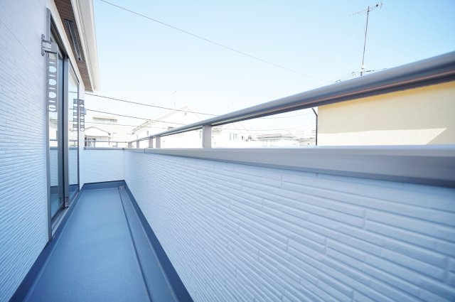【駅近じゃないとダメですか？】バス便だから叶う、この広さと静けさ。17帖LDKのゆとりある暮らし★仲介手数料無料★のバルコニー|横に広がるワイドバルコニーは洗濯物もたっぷり干せるゆとりの広さ。手すり壁でプライバシーも守られ、日当たりも良好です。
