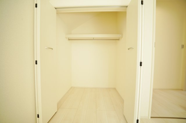 【駅近じゃないとダメですか？】バス便だから叶う、この広さと静けさ。17帖LDKのゆとりある暮らし★仲介手数料無料★の収納|奥行きのあるクローゼットを完備。衣類や季節物もすっきり収納でき、居室空間を広く有効に使えます。
