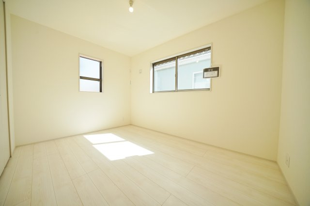 【駅近じゃないとダメですか？】バス便だから叶う、この広さと静けさ。17帖LDKのゆとりある暮らし★仲介手数料無料★の洋室|ゆとりある6.5帖の洋室は主寝室にも最適。2面採光で明るく、家具配置もしやすいバランスの良い空間です。