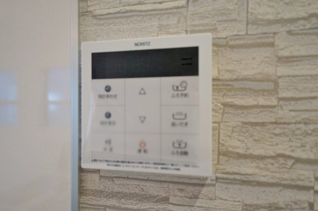 【駅近じゃないとダメですか？】バス便だから叶う、この広さと静けさ。17帖LDKのゆとりある暮らし★仲介手数料無料★の発電・温水設備|追い焚き・自動湯はり機能付きで、いつでも快適なバスタイム。 ご家族の入浴時間が異なっても安心して使えます。