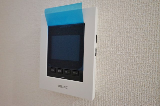 【駅近じゃないとダメですか？】バス便だから叶う、この広さと静けさ。17帖LDKのゆとりある暮らし★仲介手数料無料★のセキュリティ|来訪者の顔を確認できるTVモニター付きインターフォン。防犯面にも配慮された設備です。