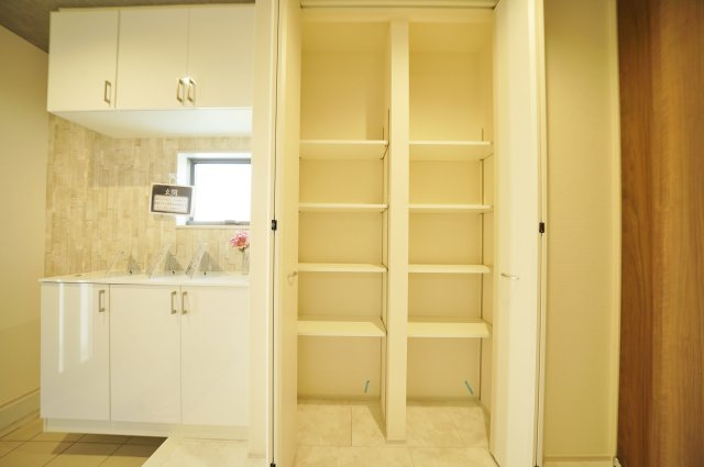 【駅近じゃないとダメですか？】バス便だから叶う、この広さと静けさ。17帖LDKのゆとりある暮らし★仲介手数料無料★の収納|可動棚付きで高さ調整が可能な玄関収納。靴はもちろん、アウトドア用品なども収納でき、玄関まわりをすっきり保てます。