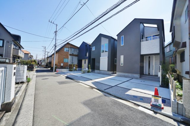 【横浜市保土ケ谷区権太坂2丁目24全3棟新築戸建て】★仲介手数料無料★（境木小学校・境木中学校）の前面道路含む現地写真