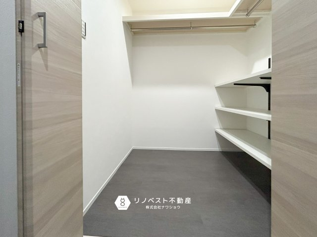 ローレルコート吉田本町の収納|クローゼットの中に棚もあるので新たに設置する必要がなくとても便利です！