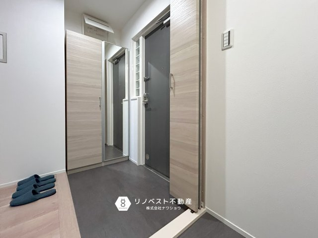 ローレルコート吉田本町の玄関|鏡付きの玄関収納があり身だしなみの最終チェックができますね◎