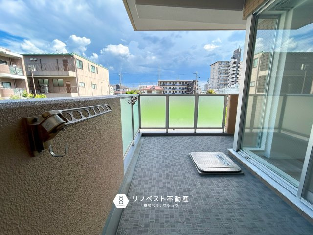 ローレルコート吉田本町の玄関|鏡付きの玄関収納があり身だしなみの最終チェックができますね◎