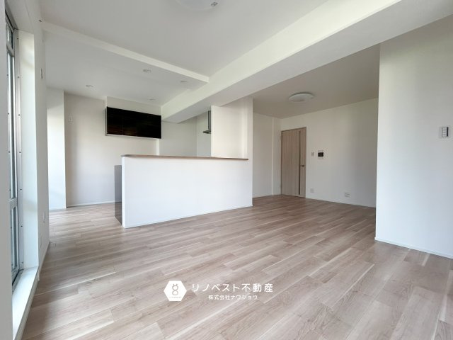 ローレルコート吉田本町の居間・リビング|約18.5帖の広々としたLDKです！陽当たりも良好なので明るく家族団らんの場としても最適ですね♪