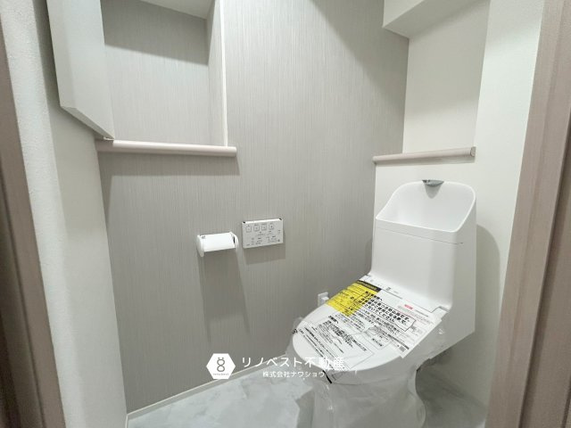 ローレルコート吉田本町のトイレ|トイレに収納があるのでトイレットペーパーのストックや掃除道具を入れておけるのは良いですね◎