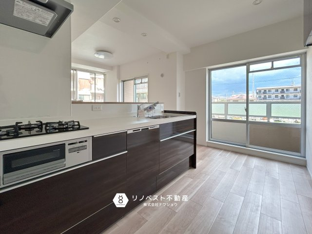 ローレルコート吉田本町のトイレ|トイレに収納があるのでトイレットペーパーのストックや掃除道具を入れておけるのは良いですね◎