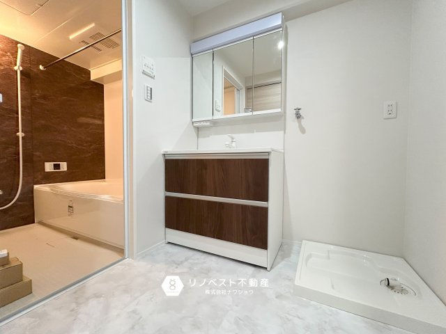 ローレルコート吉田本町の独立洗面台|3面鏡付きの洗面台なので身支度も楽々です♪洗濯パンも完備されいるのですぐに洗濯機を置いて頂けます！