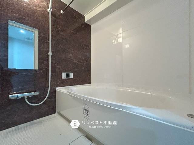 ローレルコート吉田本町の浴室|広々としたバスタブなので足を伸ばしてリラックスしてお湯につかって頂けますね！