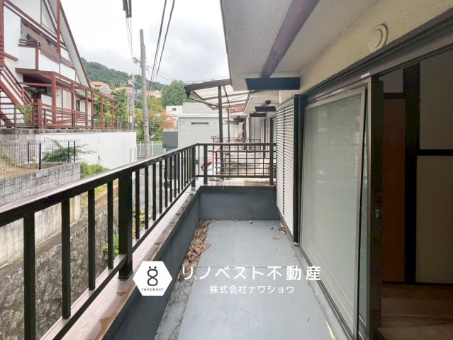 東大阪市東石切町6丁目中古戸建のバルコニー|和室側のバルコニー。屋根付きで急な雨にも対応！