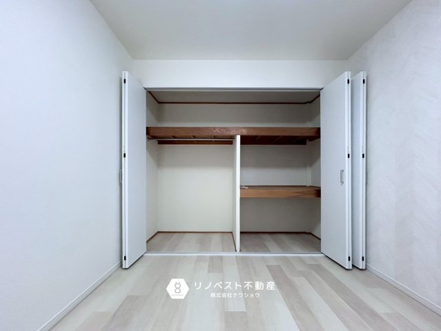 東大阪市吉田下島の収納|1階のクローゼットはハンガーラックもあり、お洋服が多い方でも収納に困りません♪スーツケースなども収納可能！