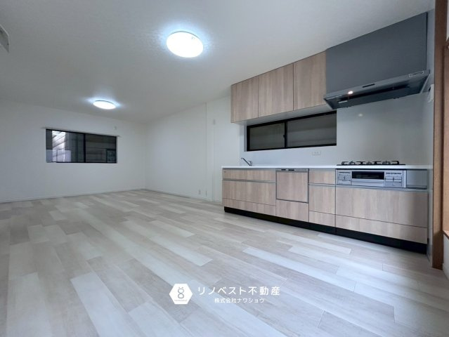 東大阪市吉田下島の居間・リビング|約16帖のLDKは南向きのバルコニーで陽当たり良好です◎