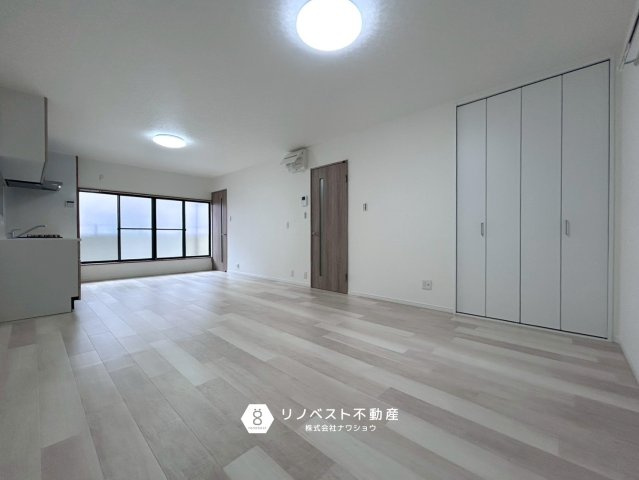 東大阪市吉田下島の居間・リビング|収納付き！お子様のおもちゃや掃除用具などスッポリ収納できます！