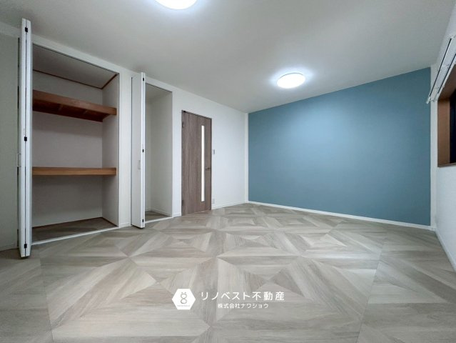 東大阪市吉田下島の洋室|青のアクセントクロスが印象的な約10帖の洋室は広々としており家族の寝室に最適ですね♪