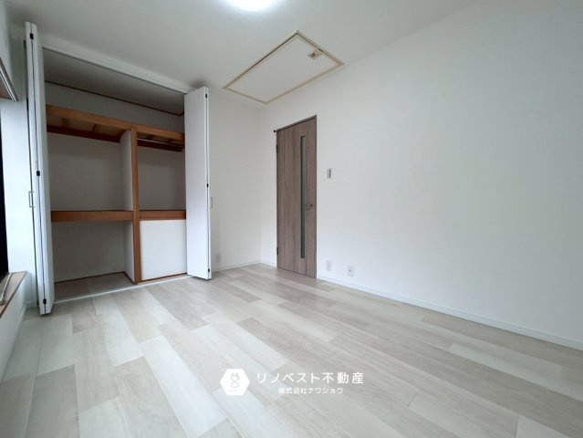 東大阪市吉田下島の洋室|約6帖の洋室には屋根裏収納が付いています！季節ものなど収納するのに便利です◎